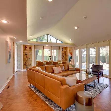 Mid-Century Modern Home With Fire Pit And Gas Grill!